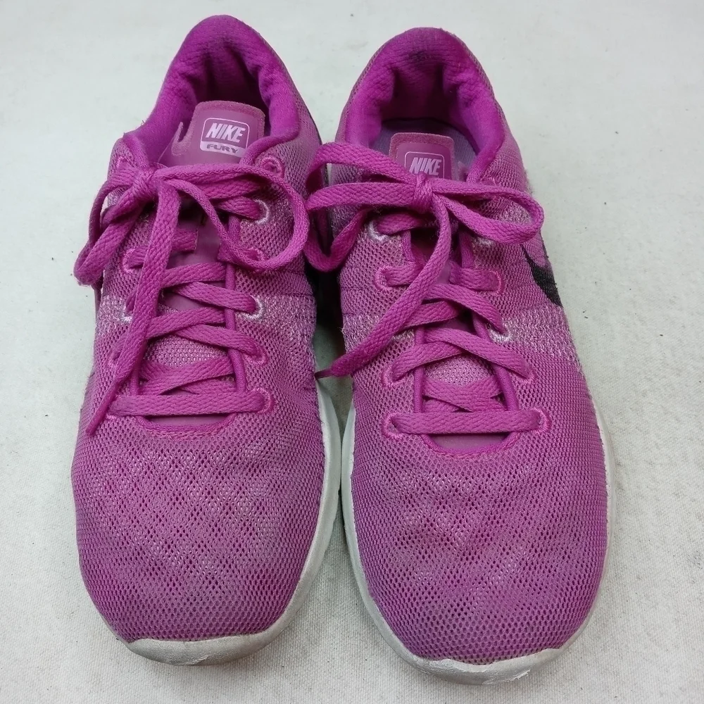 Nike Fury women's sz 7 pink athletic shoes